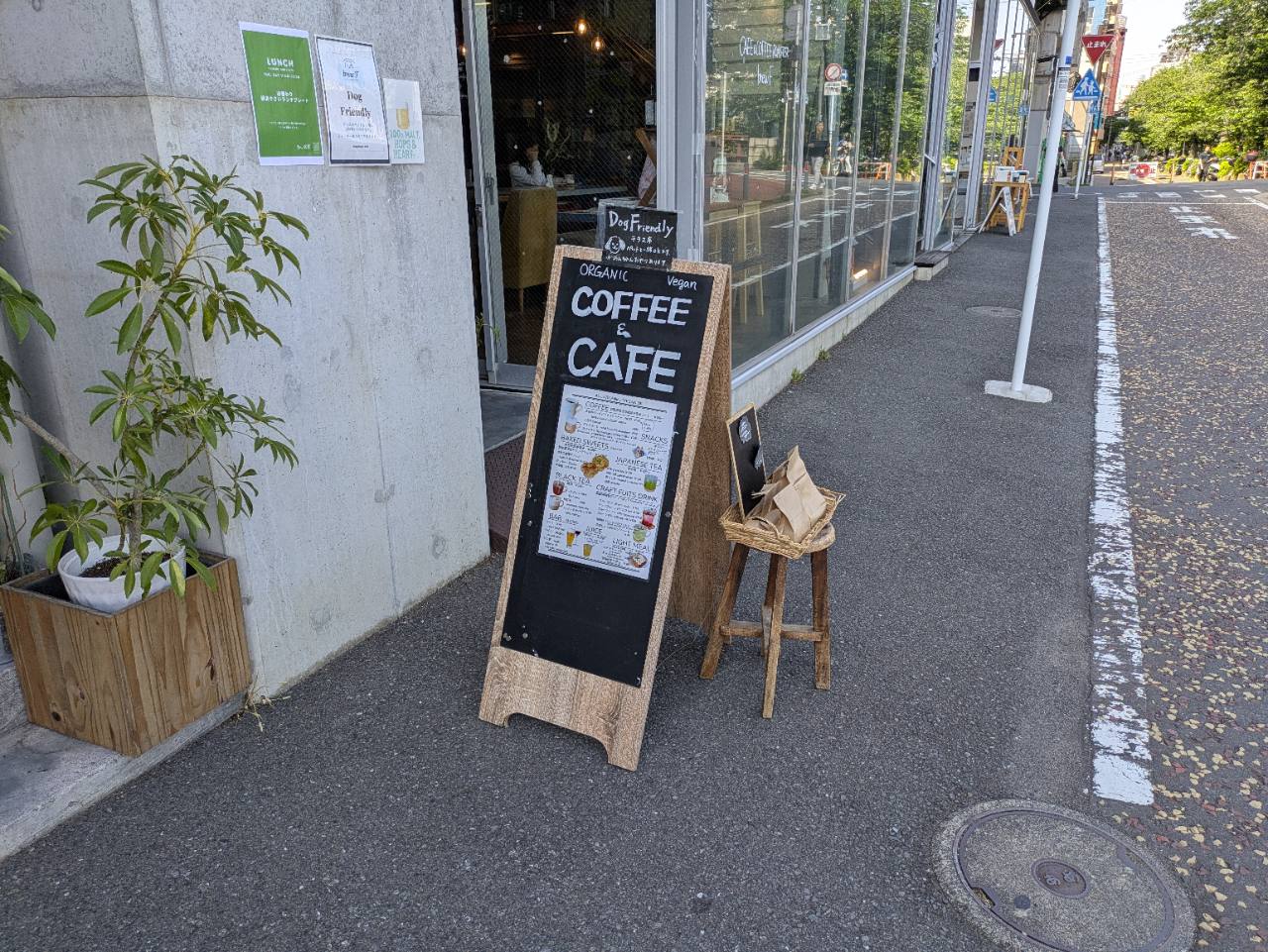 brewFの入口前にあるDog Friendlyの案内とカフェの看板