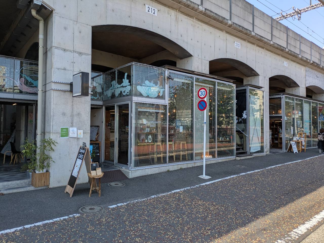 京急線の高架下にあるCAFE & COFFEE ROASTER brewFの外観