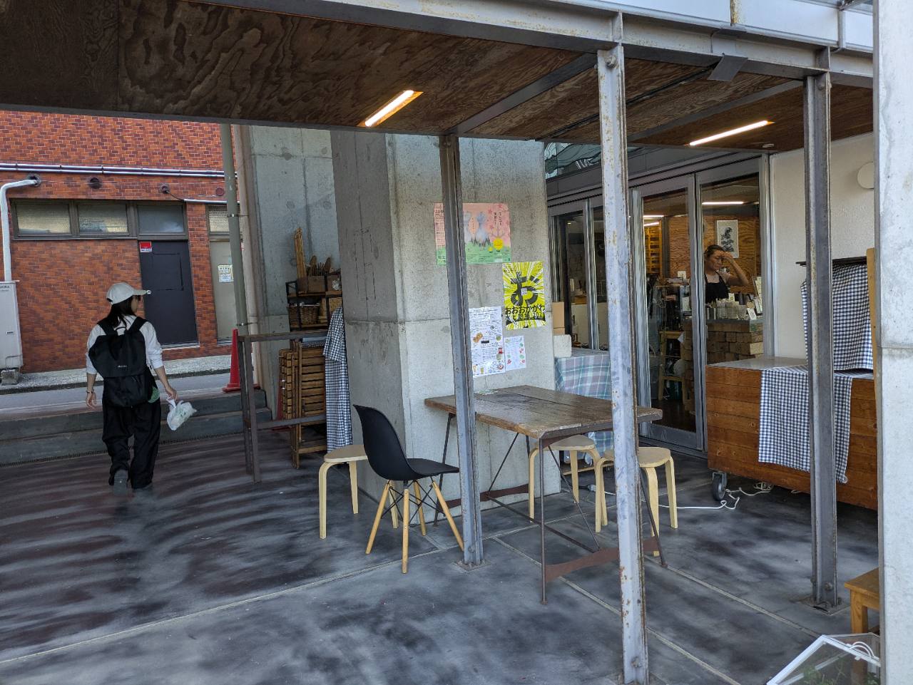 高架下の屋根に覆われたbrewFのテラス席