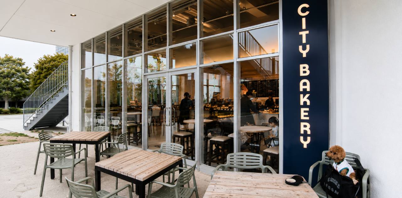 THE CITY BAKERY みなとみらい 外観・テラス席・愛犬