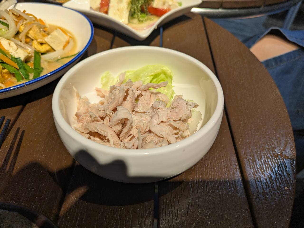 器に盛られた愛犬向けの蒸し鶏むね肉