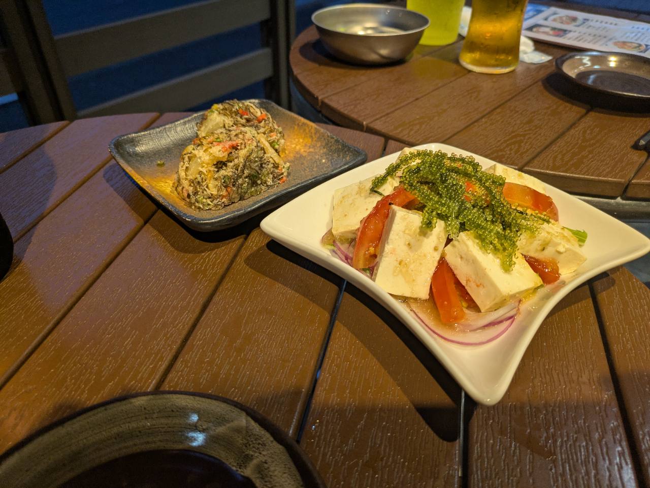 海ぶどうと島豆腐、トマトを盛り付けたサラダと沖縄料理