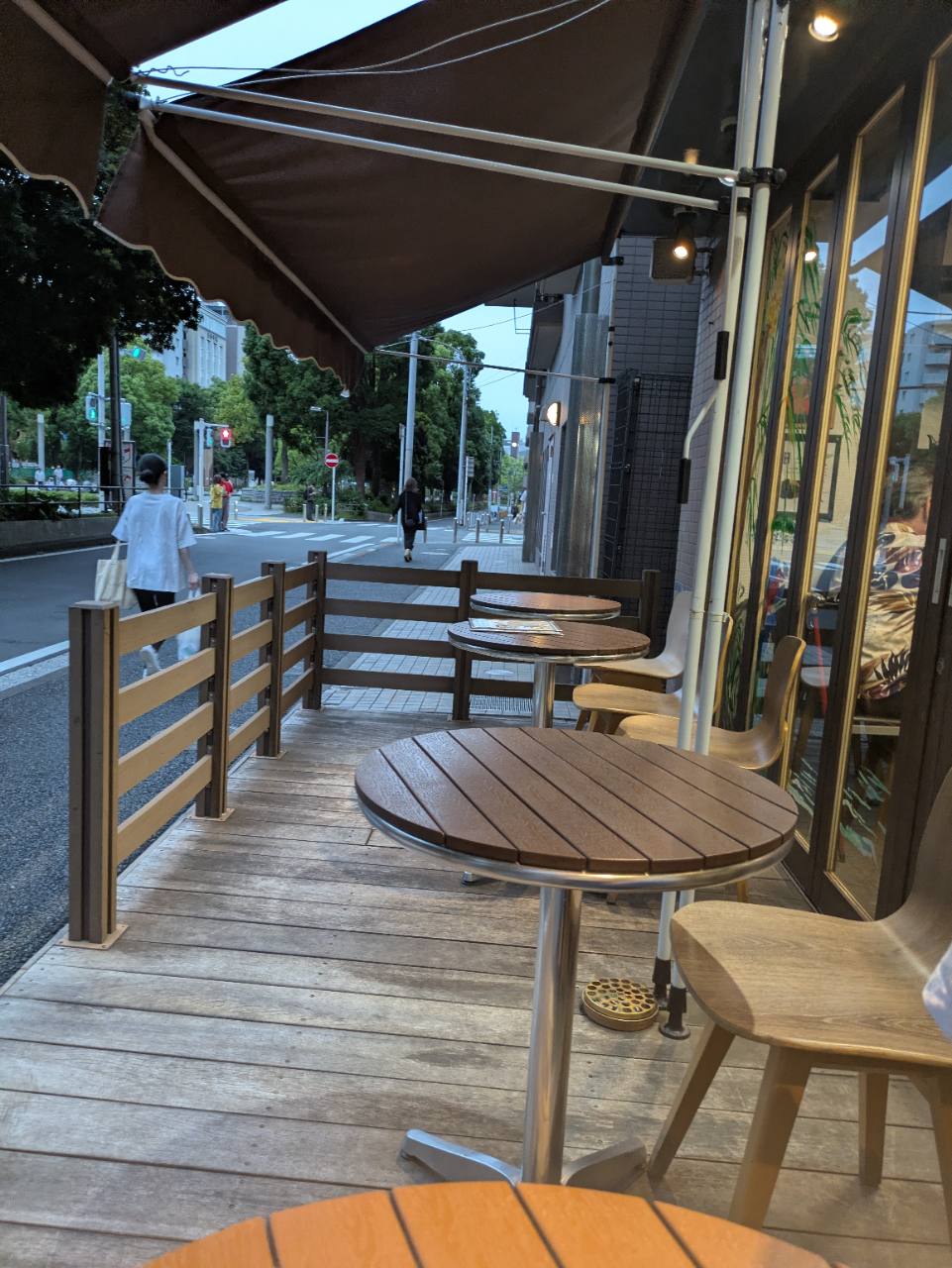 ハイサイokinawaのオーニングが付いた屋外テラス席