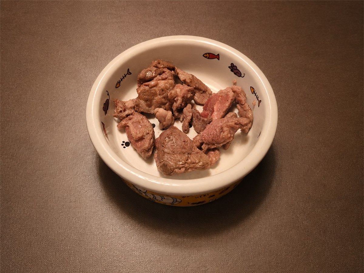 愛犬用にサービスされたステーキ