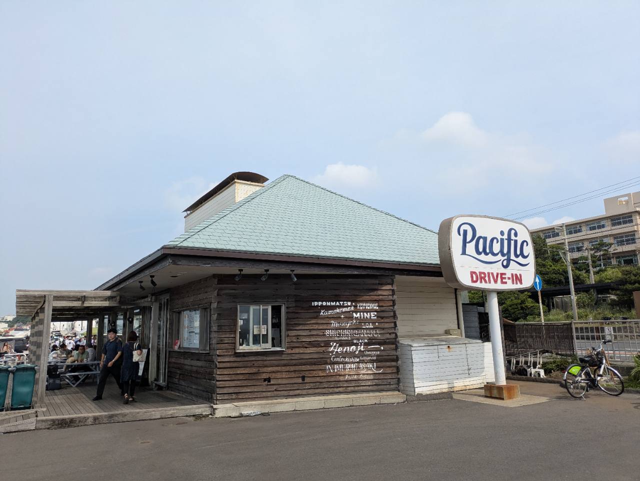 七里ヶ浜にあるPacific DRIVE-INの外観と看板