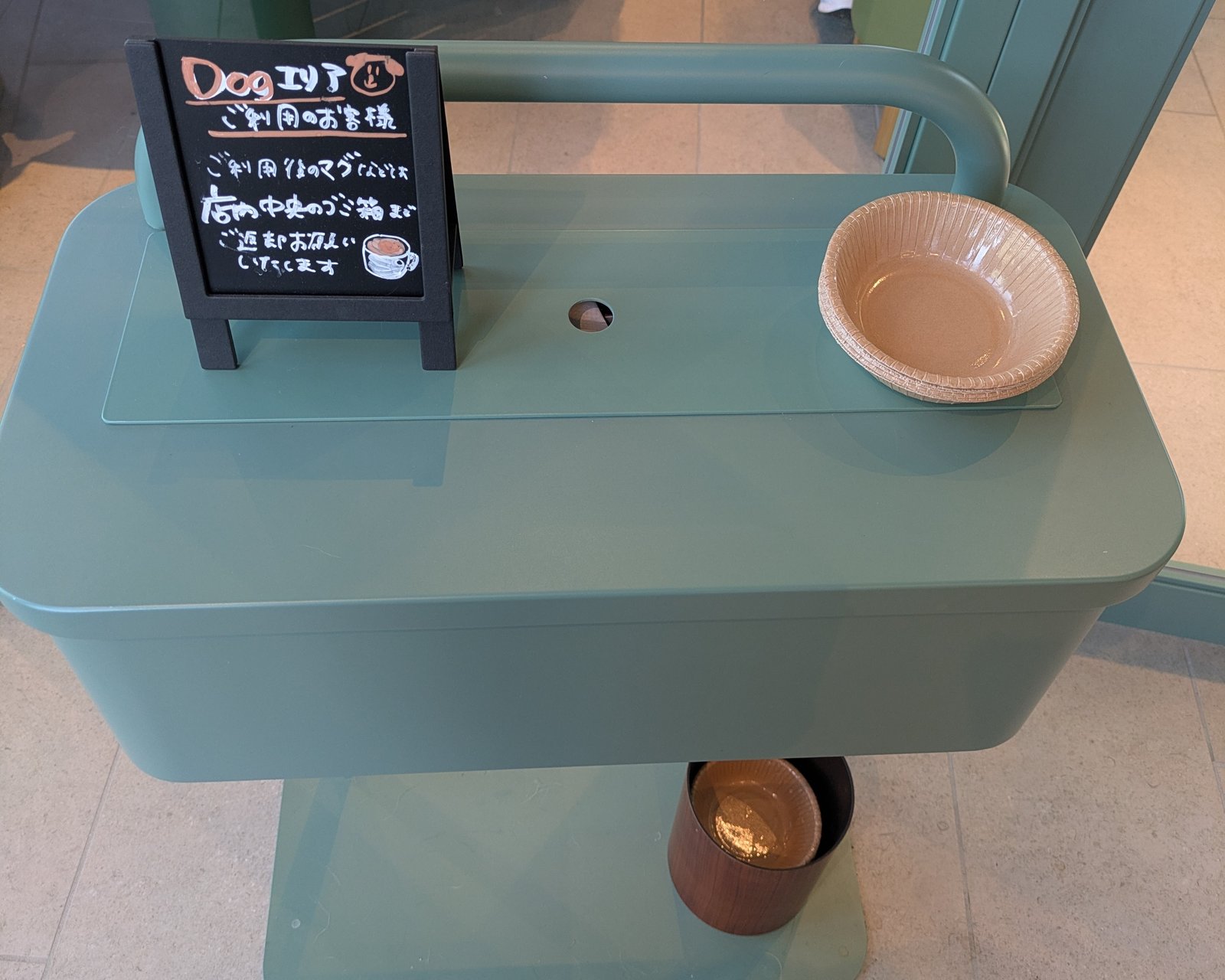 スターバックス大井町トラックスパーク店Dogエリアの案内板と水皿