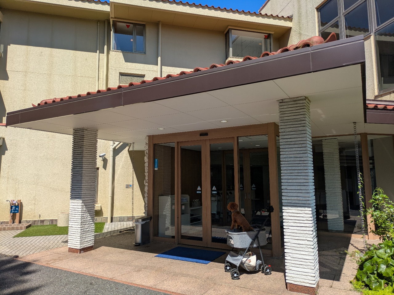 わんわんパラダイス プレミア 伊豆高原のホテル入口