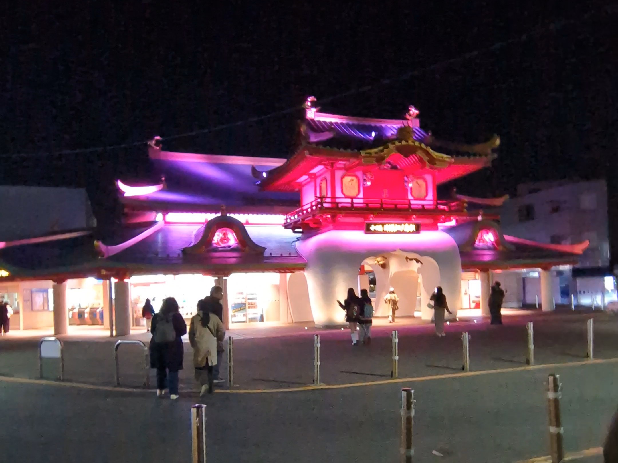ライトアップされた片瀬江ノ島駅